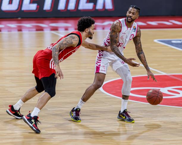 她以优异的 她以优异的